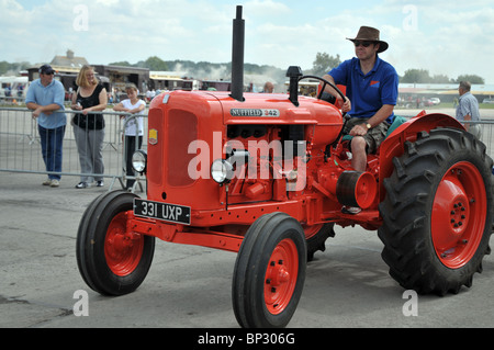 einen klassischen Traktor auf dem Display im Show-Ring bei der Kemble-Dampf-Rallye 2010 Stockfoto