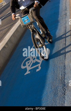 Radfahrer fährt Boris Fahrrad auf blauem Barclays Superautobahn, Stockfoto