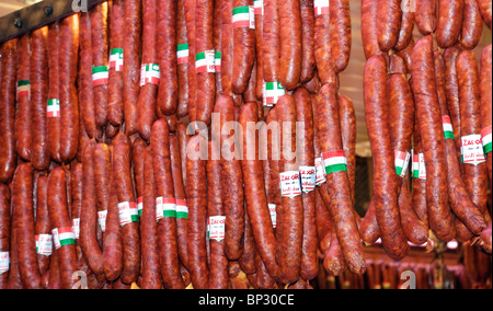 UNGARISCHE SALAMI UND WÜRSTCHEN Stockfoto