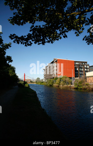 Auf der Suche nach Hertford Union Kanal entlang zu den Omega Werke Wohnungen auf Fisch Insel, Hackney Wick, London, UK Stockfoto