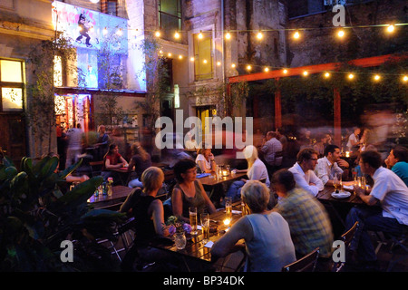 Claerchens Ballhaus, Biergarten von der berühmten traditionellen Tanzsaal verbleibenden Ballsaal der 1920er Jahre, Auguststraße, Berlin. Stockfoto