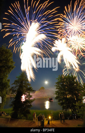 Mittsommernacht. Feuerwerk und Mond über den See, BUGA-Park, Park der Bundesgartenschau, Britzer Garten, Britz, Neukölln, Berlin. Stockfoto