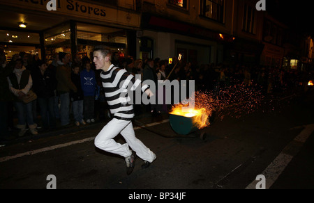 Mitglied der Cliffe Bonfire Gesellschaft Rennen auf der Straße mit einem brennenden Fass Bild von James Boardman. Stockfoto