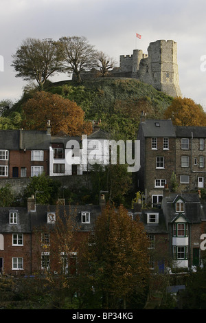 Lewes Castle ist oben Reihen von Häusern in der Stadt East Sussex gesehen.  Bild von James Boardman. Stockfoto