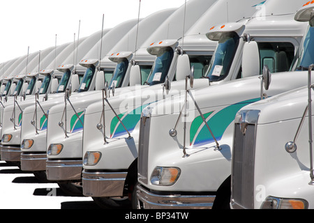 Semi-LKW-Flotte isoliert auf weiß (255, 255, 255) Stockfoto