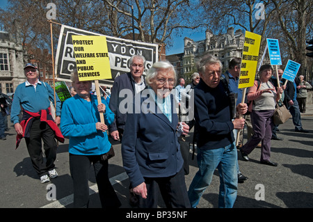 Rentner durch London marschieren protestieren Verlust der Vorteile und Wohlfahrt und soziale Dienste Kürzungen Stockfoto