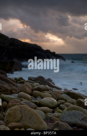 Ein stürmischer See und Himmel bei Porth Naven Stockfoto