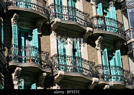 Balkone mit grünen Fensterläden Türen und aufwändigen schmiedeeisernen Fenster auf "Modernista" gestaltete Haus in Barcelona Stockfoto