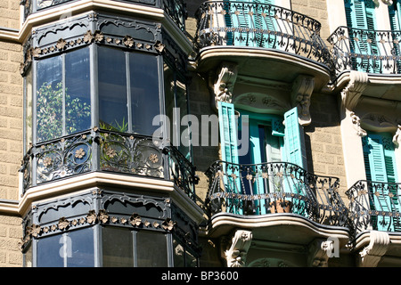 Balkone mit grünen Fensterläden Türen und aufwändigen schmiedeeisernen Fenster auf "Modernista" gestaltete Haus in Barcelona Stockfoto