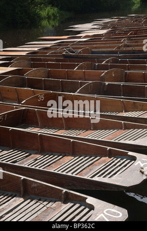 Bild zeigt eine Reihe von Booten vertäut am Fluss Cherwell, Oxford, England. Foto: Jeff Gilbert Stockfoto