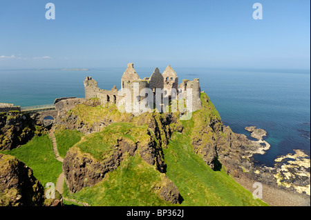 Dunluce Castle, mittelalterliche Ruine zwischen Portrush und Bushmills auf North Antrim Coast Road, County Antrim, Nordirland Stockfoto