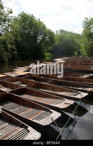 Bild zeigt eine Reihe von Booten vertäut am Fluss Cherwell, Oxford, England. Foto: Jeff Gilbert Stockfoto