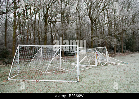 Fussball, Fußball, Ziele in einem Haufen an einem frostigen Tag Durcheinander Stockfoto