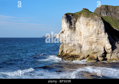 Das Riesen Kopf Kalkstein Felsen Wahrzeichen auf den weißen Felsen in der Nähe von Portrush, Nordirland. Blick nach Osten zum Giants Causeway Stockfoto