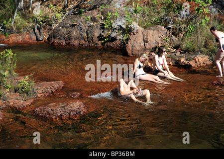 Kinder spielen in Buleys Felsenloch, Litchfield Nationalpark, Darwin, Northern Territory, Australien Stockfoto