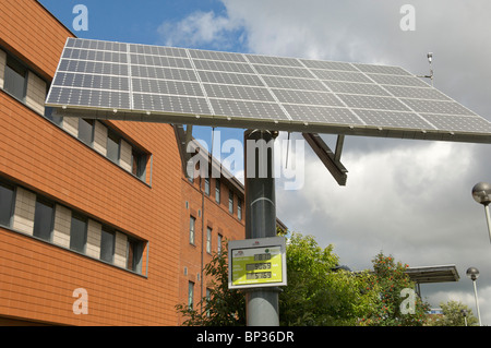 Solar-Panel an der University of central Lancashire, Preston Stadtzentrum, Lancashire, England Stockfoto