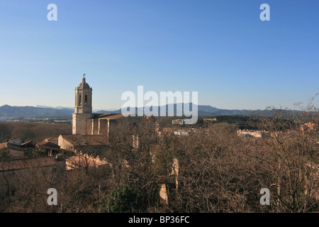 "Catedral" (Kathedrale) von Girona erbaut im 14.-15. Jahrhundert und Turm (Torre de Carlemany), mit den Hügeln von Katalonien Stockfoto