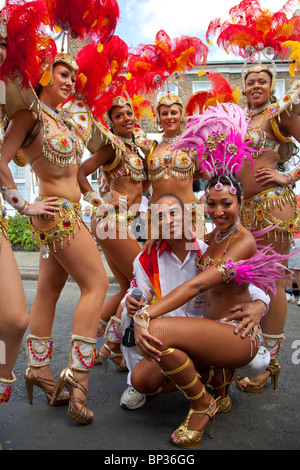 Samba-Tänzer vor einer Aufführung im Karneval Hackney, London, Paraiso Schule der Samba Stockfoto