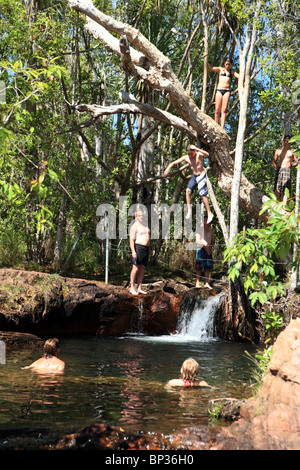 Kinder spielen in Buleys Felsenloch, Litchfield Nationalpark, Darwin, Northern Territory, Australien Stockfoto