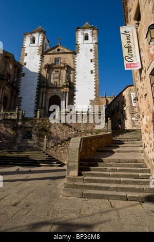 Kirche von San Francisco Javier am Plaza San Jorge in Cáceres, Extremadura, Spanien Stockfoto