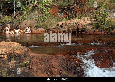 Kinder spielen in Buleys Felsenloch, Litchfield Nationalpark, Darwin, Northern Territory, Australien Stockfoto