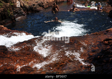 Kinder spielen in Buleys Felsenloch, Litchfield Nationalpark, Darwin, Northern Territory, Australien Stockfoto