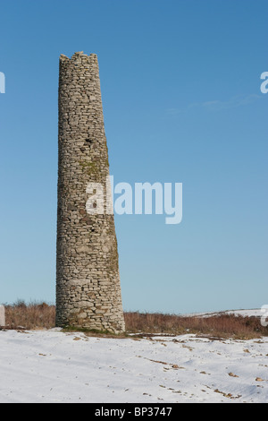 Tin mine chimney in the snow in Cornwall Stockfoto