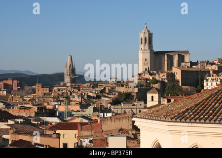 Blick auf die "Catedral" (Kathedrale) und die Stadt Girona mit dem eingerüsteten Turm Sant Feliu am frühen Abend Stockfoto