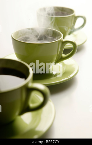 Drei dampfenden Tassen hintereinander in grünen Farben Stockfoto