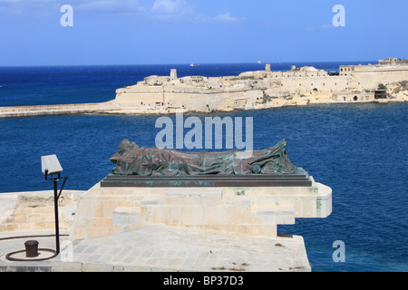 Denkmal unter Belagerung Bell, die 7000 militärische und zivile Todesfälle während des 2. Weltkrieges, Triq Il-Mediterran, Valletta, Malta, Europa ehrt Stockfoto