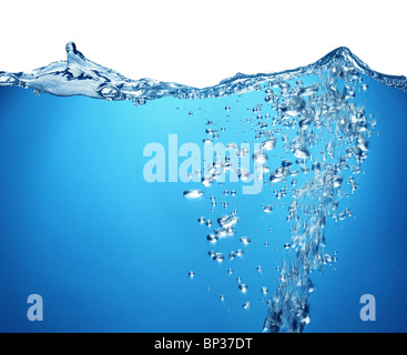 Luft Luftblasen steigen aus der Tiefe des Ozeans an die Oberfläche. Über dem Wasser ist ein weißer Hintergrund. Stockfoto