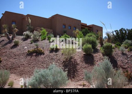 Adobe nach Hause und Wüste Landschaftsgestaltung in Placitas, Sandoval County, New Mexico, in der Nähe von Albuquerque, 10. Juni 2010 Stockfoto