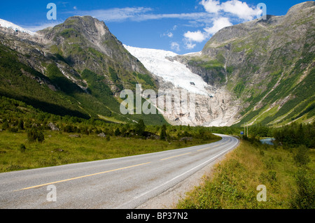 Jostedalsbreen Gletscher von Briksdal, Jostedal Gletscher-Nationalpark, West-Norwegen. Die Straße durch das Tal im Vordergrund Stockfoto