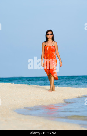 Frau im Sarong am Strand, Pom Pom Island Resort, Celebes-See, Sabah, Ost-Malaysia. Stockfoto