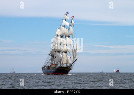 STAD Amsterdam Schiff Dreimasten Clipper, segelt unter einem quadratischen Segel. Majestic Sailing Boats, 54. Jährliches Tall Ships Race & Regatta, Hartlepool, Großbritannien Stockfoto