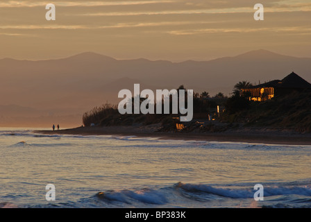 Marbella-Küste bei Sonnenuntergang, Puerto Cabopino, Marbella, Costa Del Sol, Provinz Malaga, Andalusien, Südspanien, Westeuropa. Stockfoto