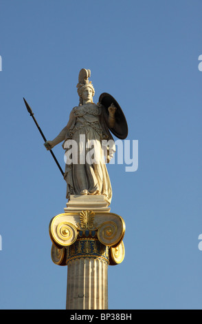 AKADIMIA Athinon (Athener Akademie) auf Panepistimiou Straße. Detail des Hauptgebäudes. Statue der Athena, Athen, Griechenland Stockfoto