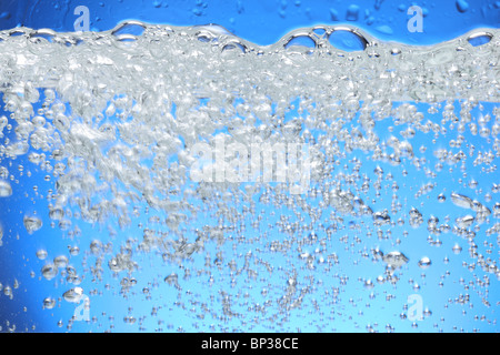 Air Bubbles Aufstieg von der Wasseroberfläche. Stockfoto