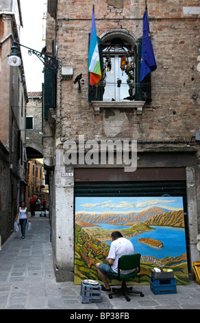 Ein Künstler malt im Freien in einer Seitenstraße von Venedig Italien Stockfoto