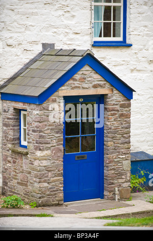 Veranda mit blau aus Holz getäfelten teilweise verglasten Haustür Nr. 11 mit Griff Briefkasten Periode Hütte in UK Stockfoto
