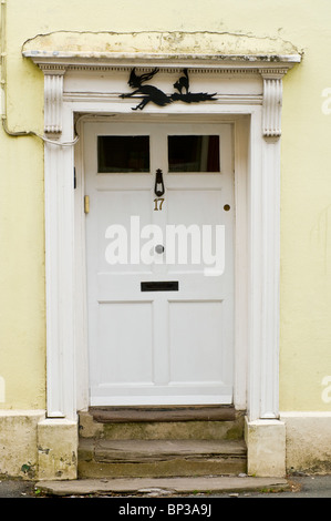 Weiß lackiert Holz getäfelten Haustür Nr. 17 mit Klopfer Briefkasten flachen Giebel und Architrave vom Stadthaus in UK Stockfoto