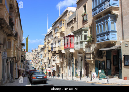 Traditionellen Gebäuden mit bemalten Balkonen Republic Street, Triq Ir-Repubblika, Valletta, Zentralmalta, Mittelmeer, Europa Stockfoto