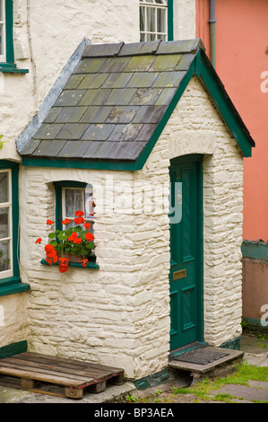 Veranda mit grün lackiert Holz getäfelten Haustür Nr. 12 mit Klopfer und Briefkasten Periode Cottage in UK Stockfoto