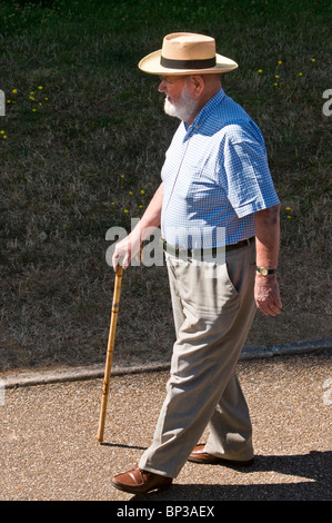 Älterer Mann mit Stock zu Fuß auf dem Bürgersteig - Frankreich. Stockfoto