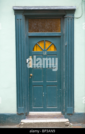 Scruffy blau Modern Holz getäfelten Haustür Nr. 12 mit Messing Knopf Briefkasten und Oberlicht Haus im UK Stockfoto