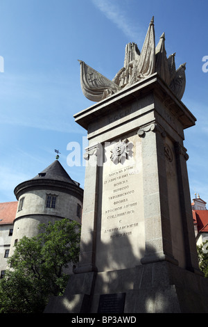 Denkmal zur Erinnerung an das Treffen der russischen und amerikanischen Streitkräfte in Torgau, einer deutschen Stadt an der Elbe am 25. April 1945. Stockfoto