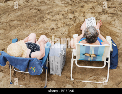 Zwei ältere Damen am Strand. Stockfoto
