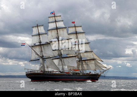 STAD Amsterdam Schiff Dreimasten Clipper, segelt unter einem quadratischen Segel. Majestic Sailing Boats, 54. Jährliches Tall Ships Race & Regatta, Hartlepool, Großbritannien Stockfoto