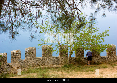 Mann, Blick auf das Meer von Burg von Alanya, Alanya, Türkei. Stockfoto