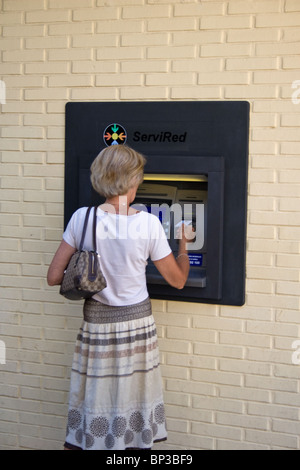 Frau am Cashpoint, Marbella, Costa Del Sol, Andalusien, Spanien Stockfoto